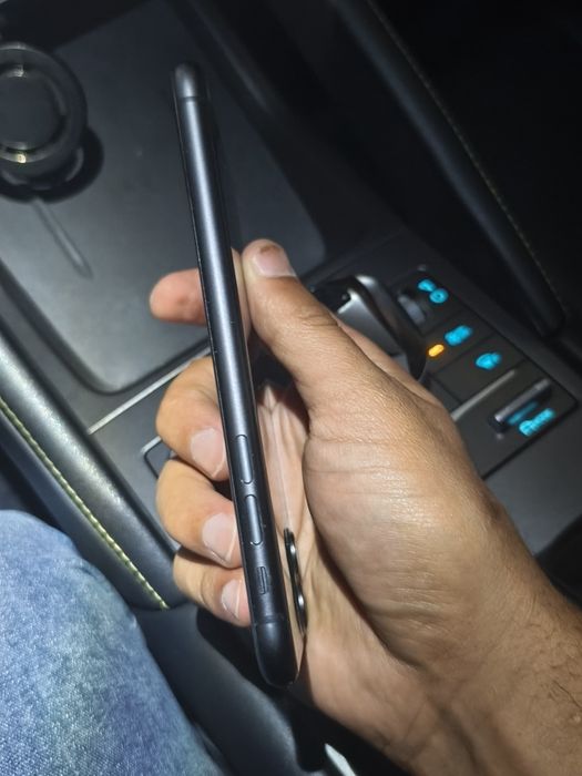 Айфон 11 сотилади