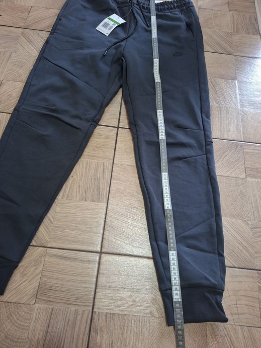 Pantaloni Nike pentru bărbați ,nou cu etichetă,de culoare gri