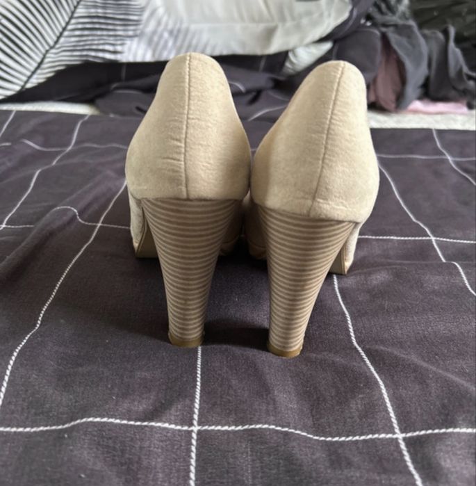 Lin Lon Pantofi cu toc Bej marime 37