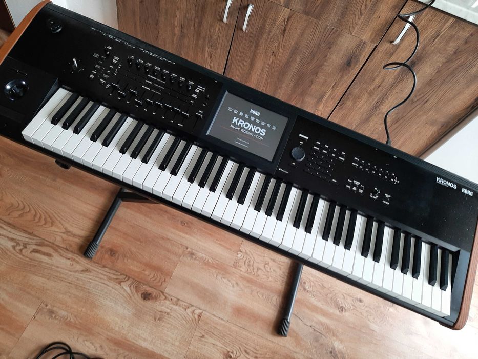 Korg KRONOS 2  73 твърд куфар