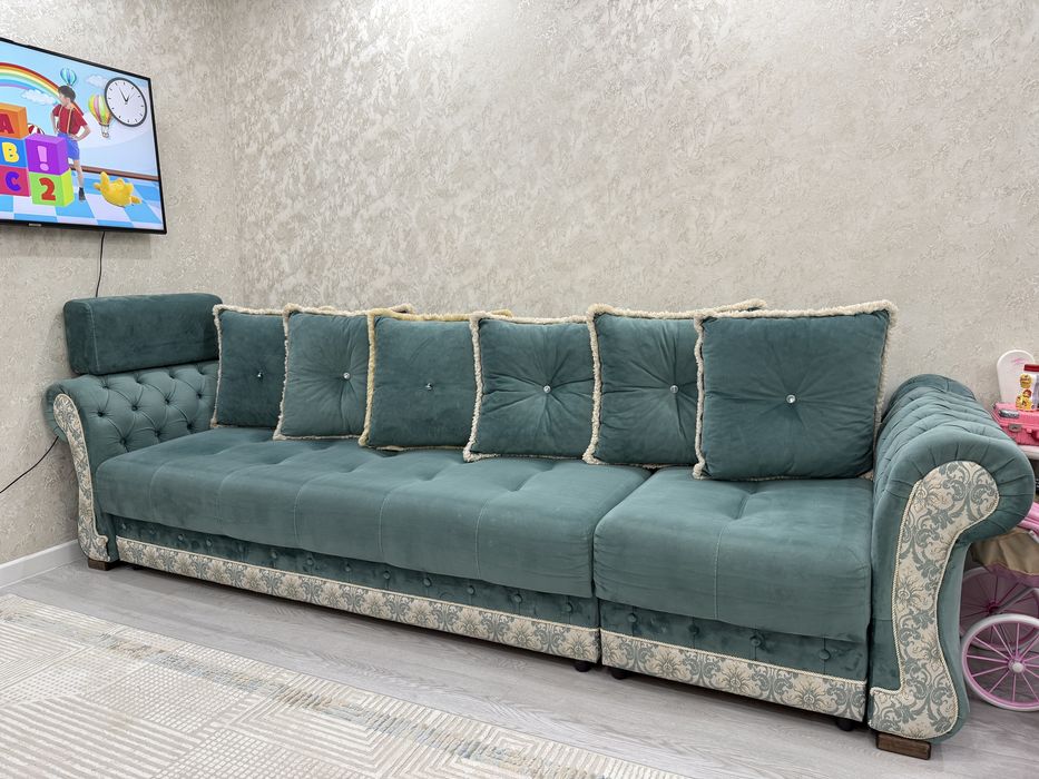 Срочно продам диван, стол и стулья (комплект).