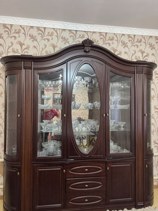 Сервант , горка, стенка