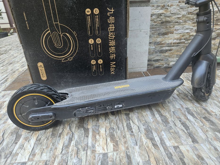 электросамокат Ninebot KickScooter Max G30 черного цвета.