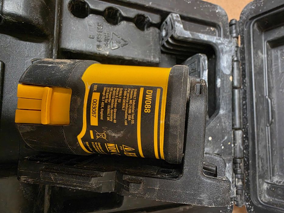 Лазерен нивелир Девалт Dewalt зелен  и червен