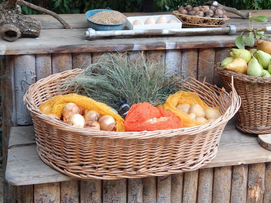 Зеленчукова сергия , маса за продажба на зеленчуци и плодове.