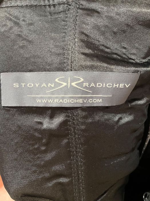 Черна абитуриентска рокля на Стоян Радичев.