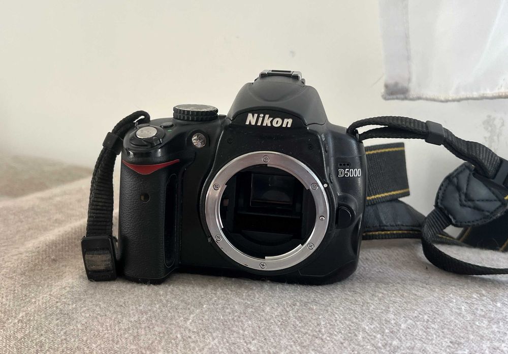 Aparat foto DSLR Nikon D5000 body, funcțional, fără accesorii