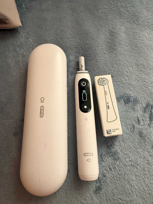 Periuță de dinți electrică Oral-B iO 8 + husă originală de călătorie + capăt sigilat