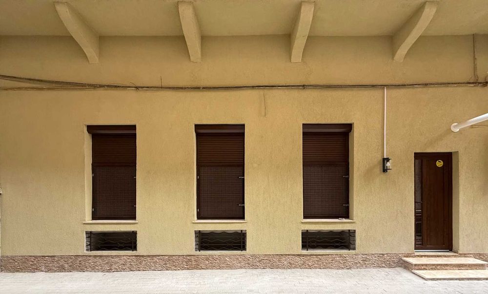 PROPRIETAR – Vând apartament ultracentral, 55 mp utili, recent renovat, situat la parter.
