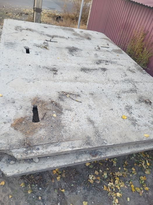 Батарея чугунные, бетонные блоки