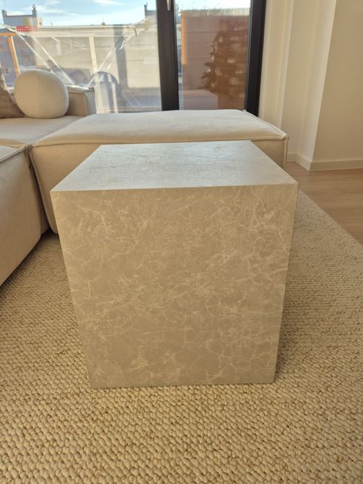 Продавам нова модерна квадратна маса за кафе, цвят бежов