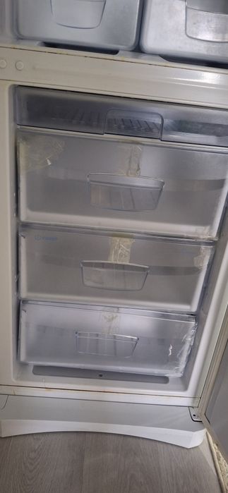 Продам холодильник Indesit