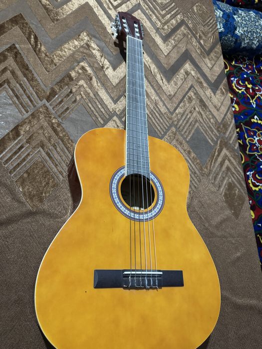 Gitara sotiladi 800 ming soʻm