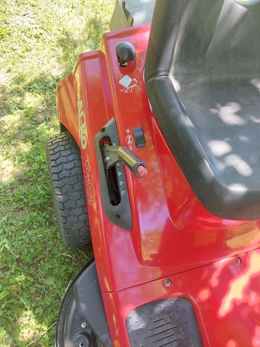 Градинска техника - тракторна косачка