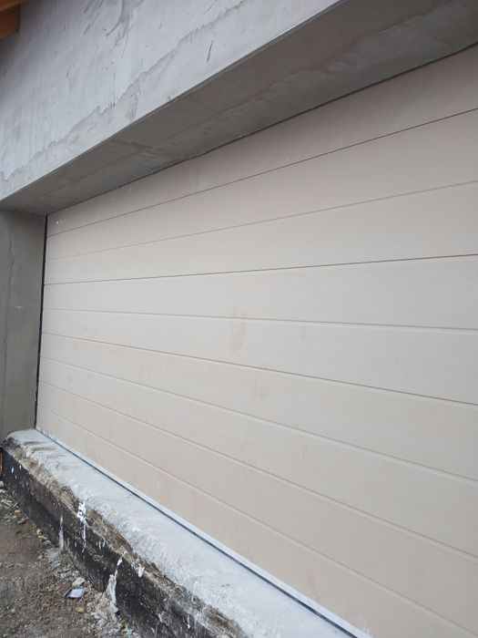 Ușa de garaj profesionala / uși de garaj/ culoare deosebita