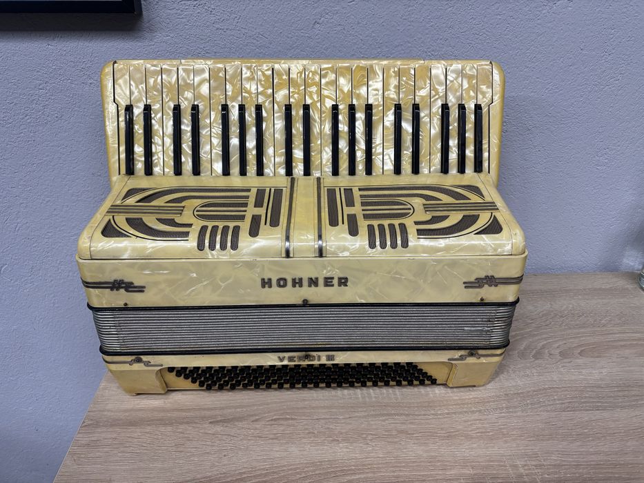 Acordeon Hohner Verdi 3 cu 120 de basi clapa scurta