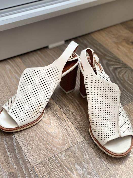 Срочно продается босоножки на каблуке. 2000 тг.