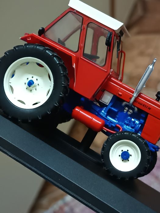 auto UTB 1/43 machetă nou + revistă