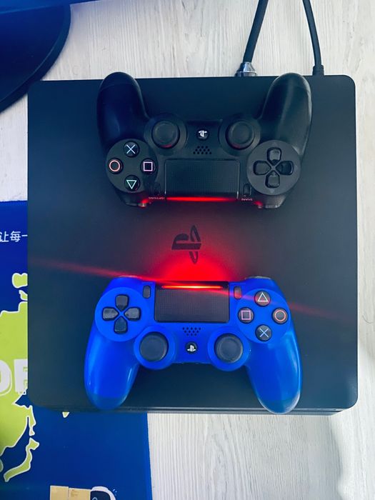 PS4 Slim 500 ГБ + 2 джойстика