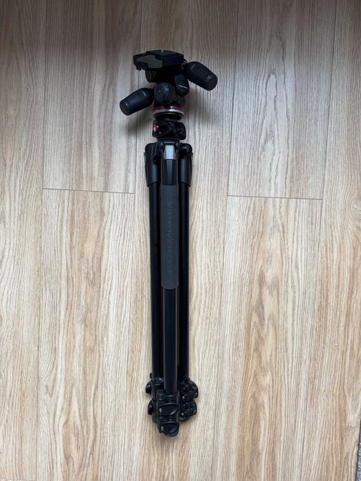 Продавам статив Manfrotto в перфектно състояние.
