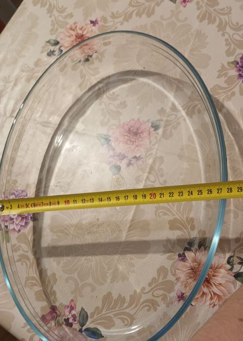 2 farfurii mari de pizza si vas tava de cuptor