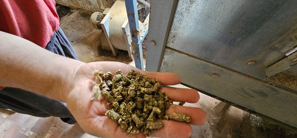 Linie mobilă de procesare și peletizare lucernă – 350 kg/h
