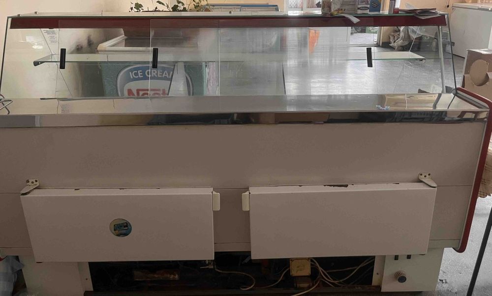 Хладилна витрина