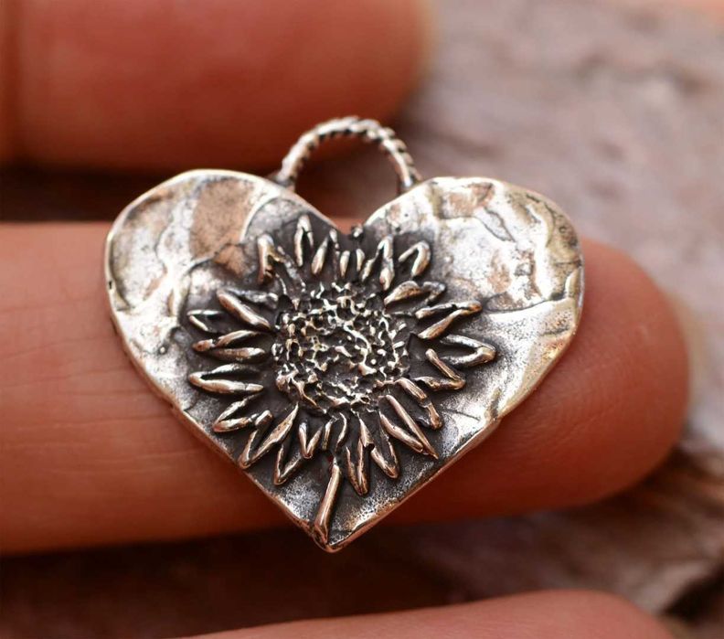 Сребърно бижу 925 – любовен медальон „Сърце с Слънчоглед“.