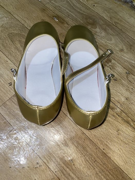 Танцевальные золотистые туфли