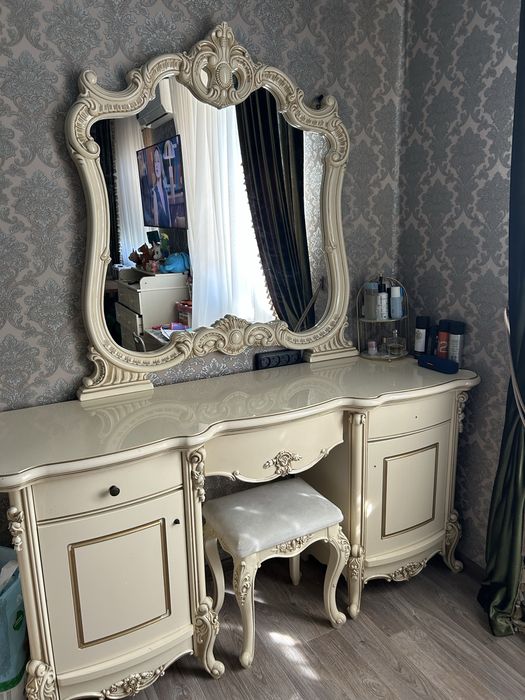 Продаю камод с зеркалом и пуфом