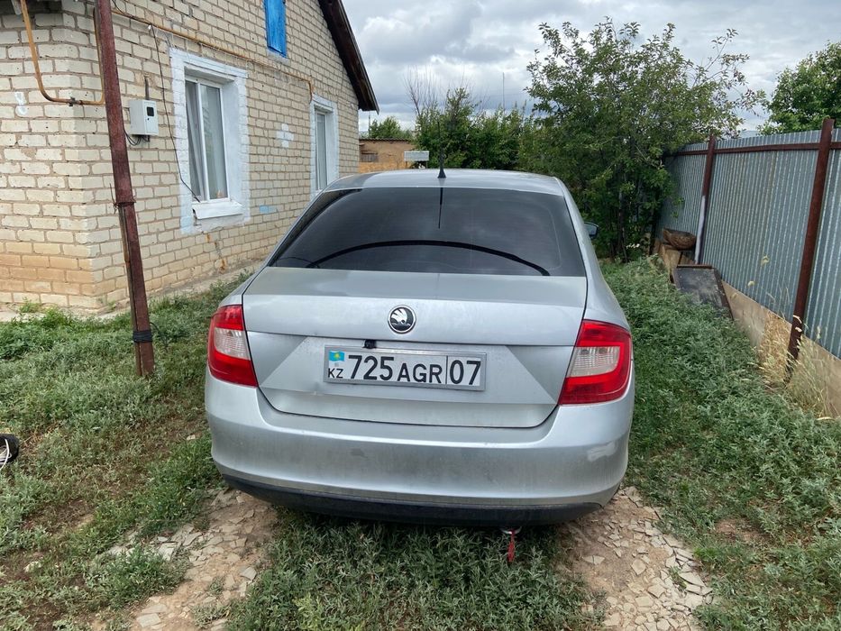 Продам машину skoda Rapid