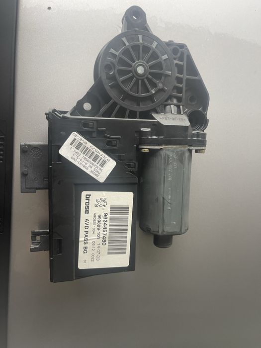 Мотор ел. стъкла за Пежо 307 преден десен - 2 броя.