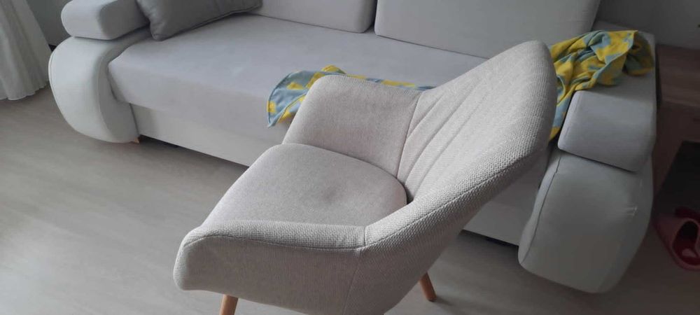 Fotoliu bej / stejar Material textil. Perne din spumă. Picioare din lemn masiv. 66x84x68 cm