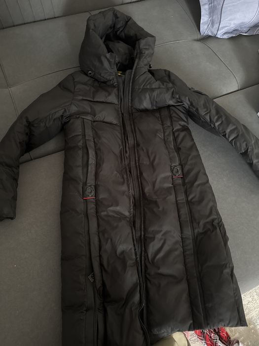 Длинная женская куртка чёрного цвета