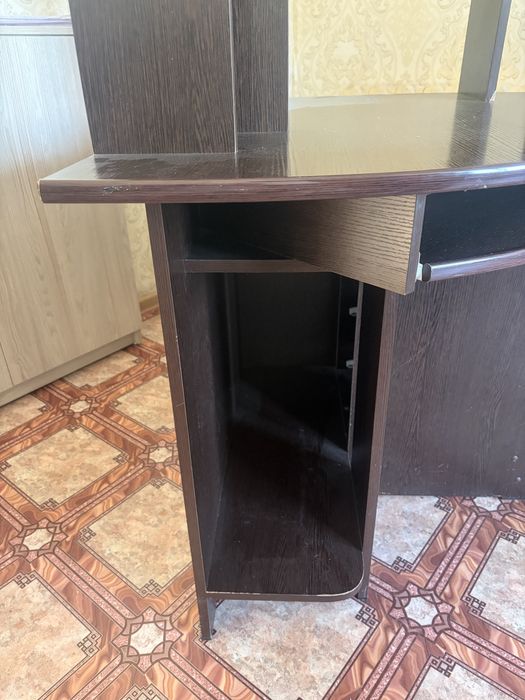 Продам стол компьютерный