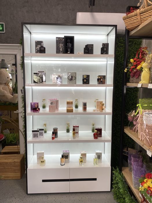 Професионален стелаж с LED осветление – гланц