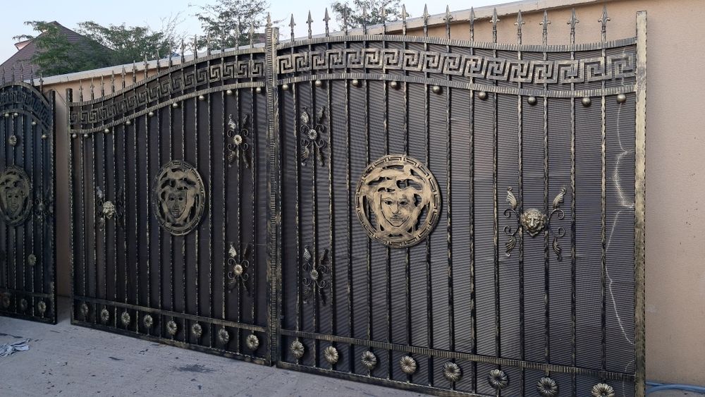 Vindem garduri si porti din fier forjat orice model