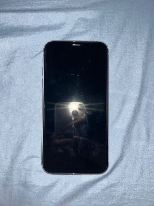 Продаю белый IPhone 11.