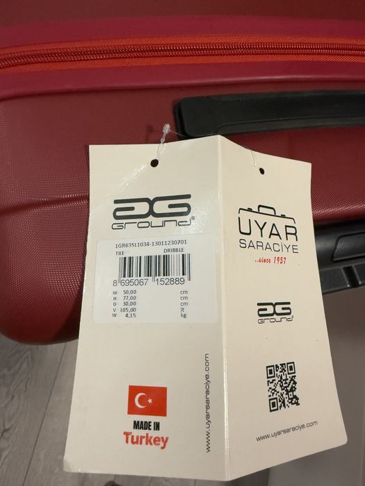 Чисто нов голям червен куфар