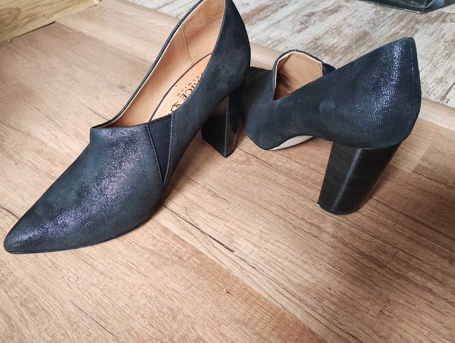 Черни лъскави обувки на дебел ток, размер 38,5