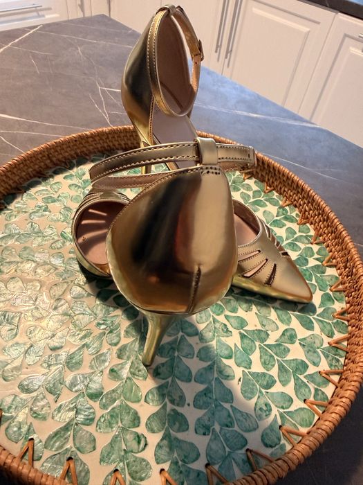 Pantofi eleganti aurii de super ocazie