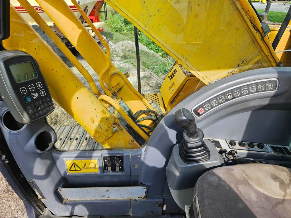 De vanzare Excavator JCB JS220