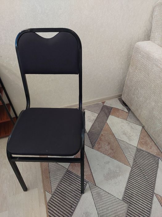 Metaldan ishlangan stul qora rangli