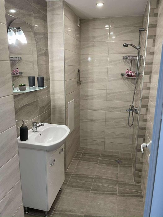 Тристаен обзаведен център