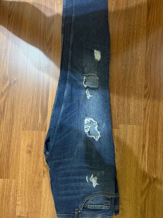 Сини Дънки. Слим фит. Размер L. Скъсана мода. Модел Майкъл Джексън!