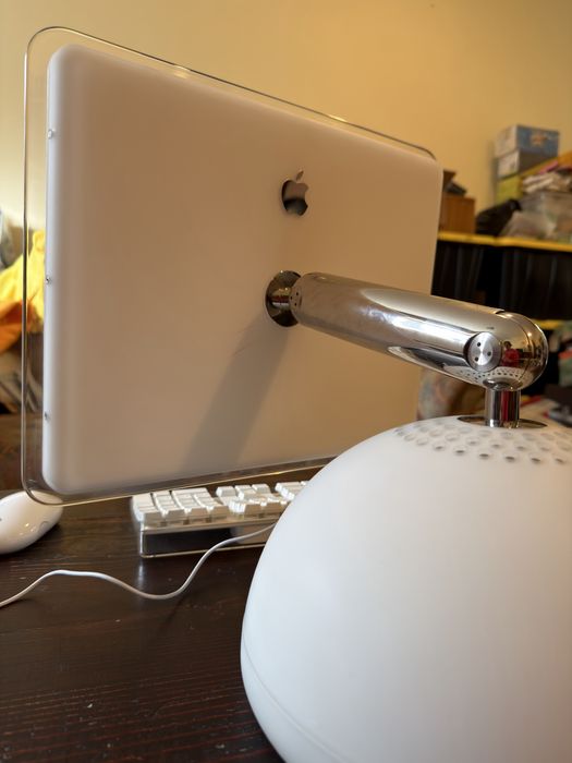 Apple iMac G4 lampă 15” - 1Ghz 768MB RAM 80GB HDD, AirPort (wireless)