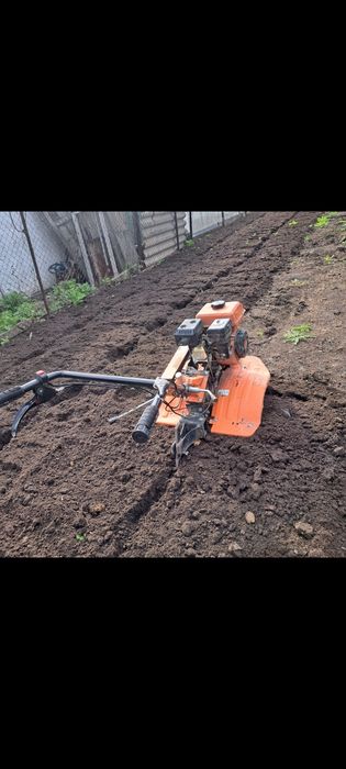 Вспашка земли мотоблоком.