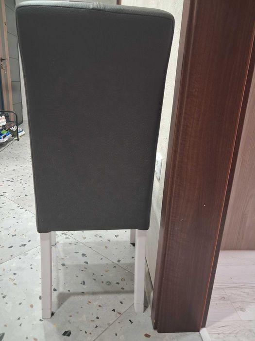 Продавам трапезни столове