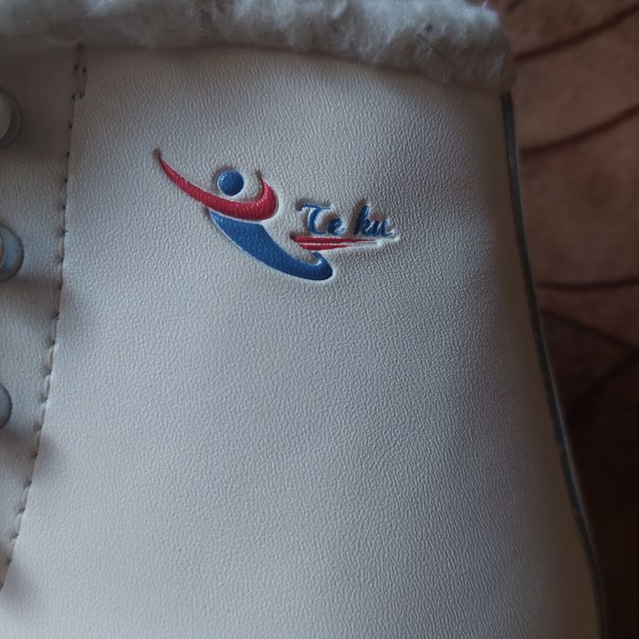 Продам коньки женские 38 р