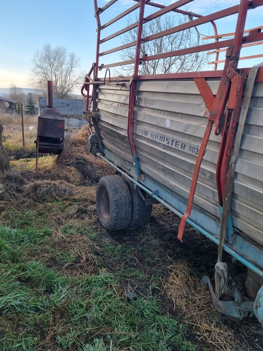 Remorca de strâns fân